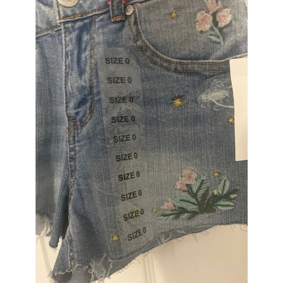Almost famous jean shorts size 0 nwt - Picture 2 of 6
